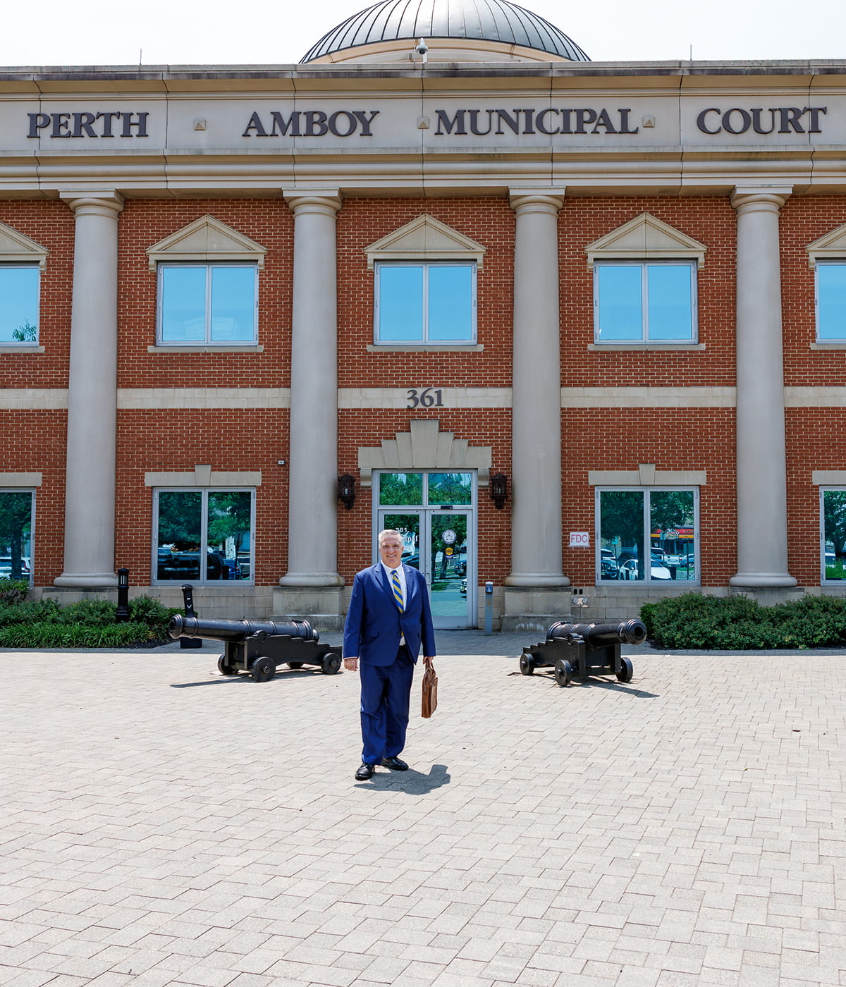Perth Amboy NJ criminal defense lawyer Stephen Jones outside a New Jersey courthouse