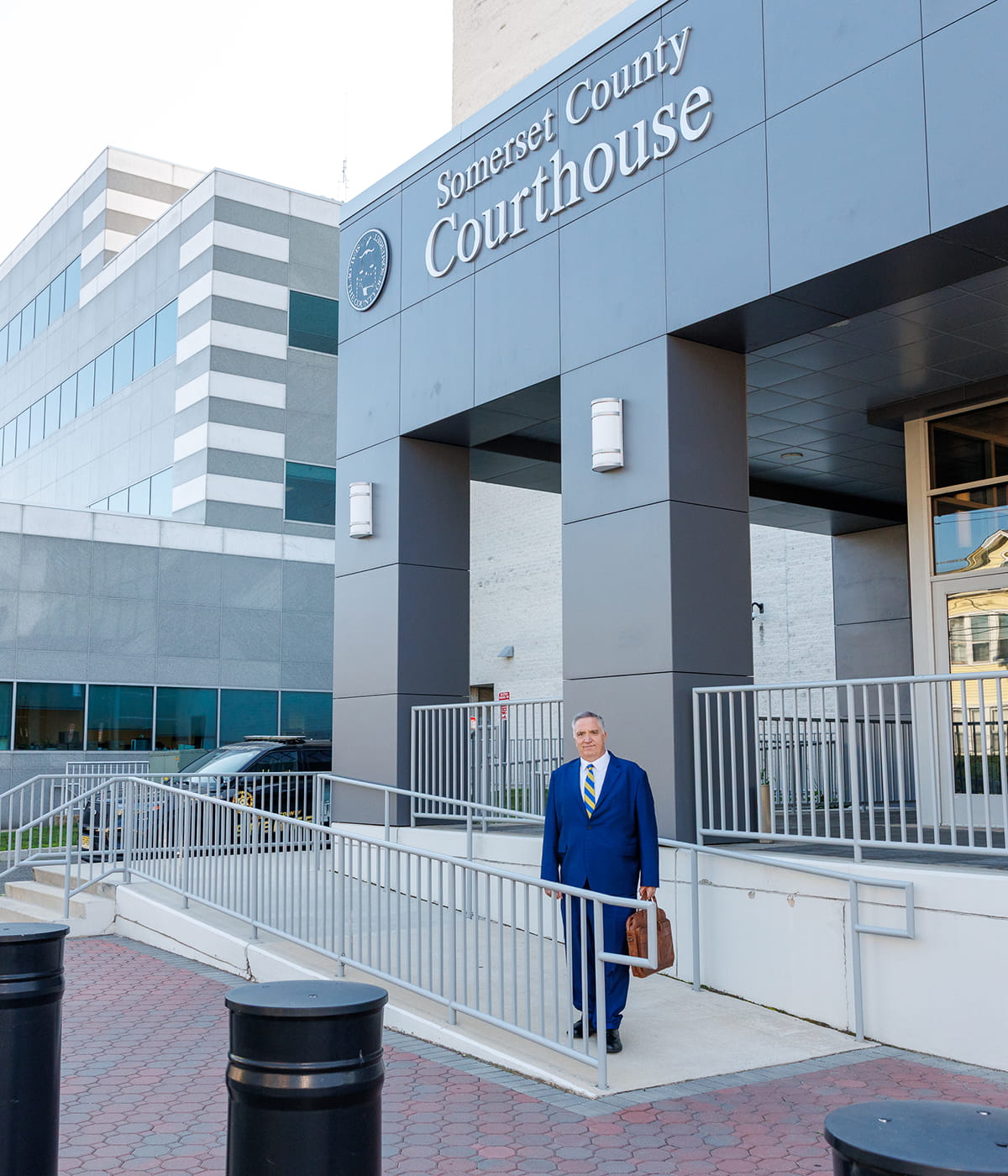 Sayreville NJ criminal defense lawyer Stephen Jones outside a New Jersey courthouse