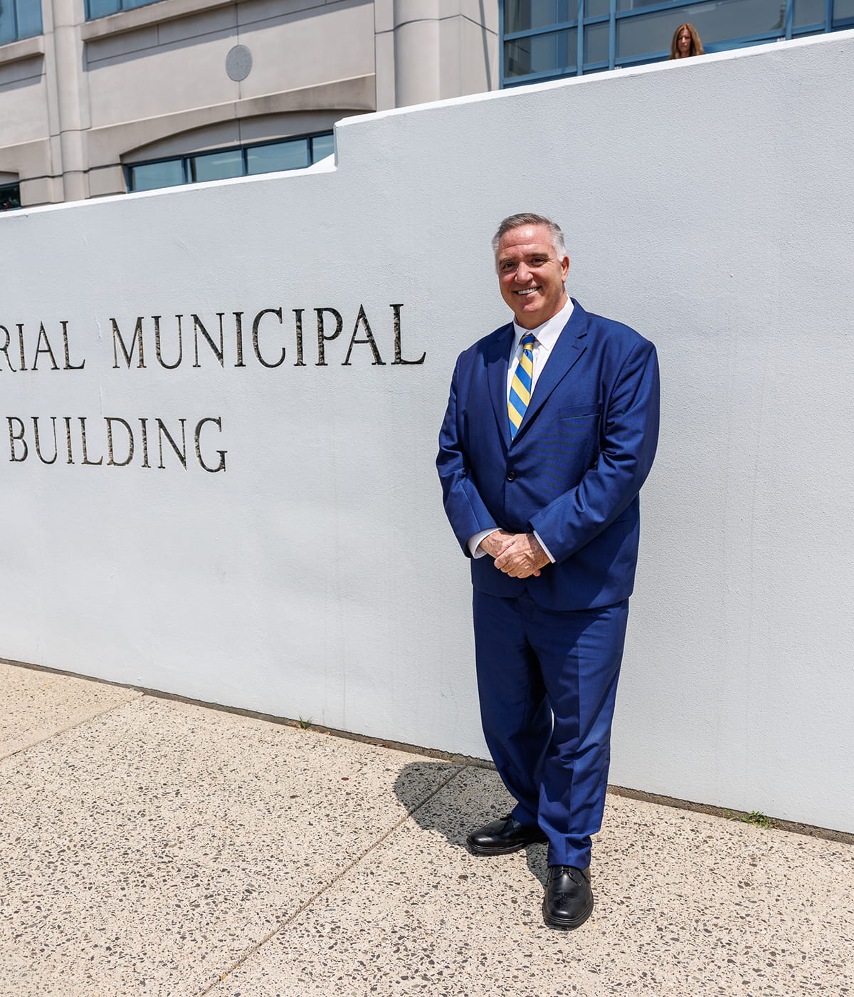 Woodbridge NJ criminal defense lawyer Stephen Jones outside a New Jersey courthouse